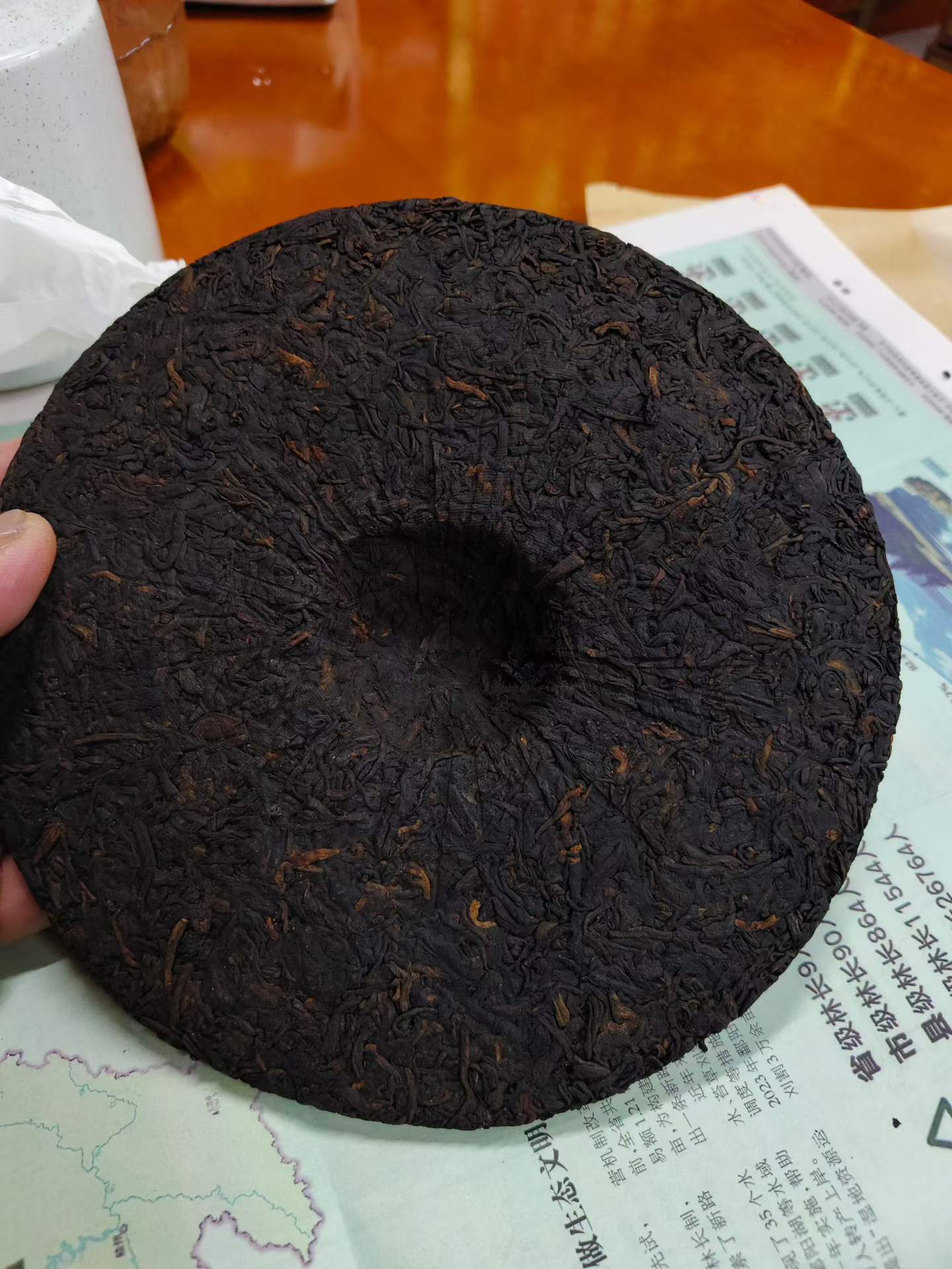 实拍普洱茶饼，紧结的茶叶纹理